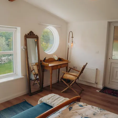 Unique Hot-tub With Balcony Views * Westport