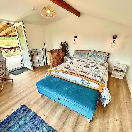 Unique Hot-tub With Balcony Views * Westport