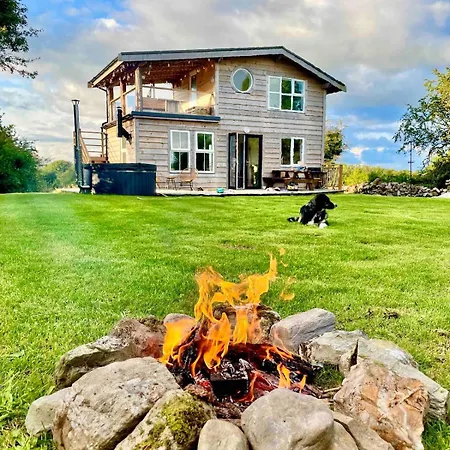 Unique Hot-tub With Balcony Views Westport
