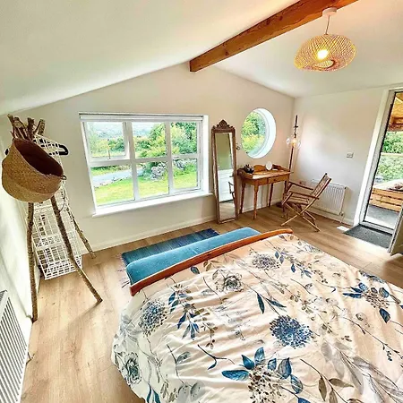 Unique Hot-tub With Balcony Views *