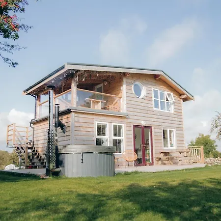 Unique Hot-tub With Balcony Views * Westport